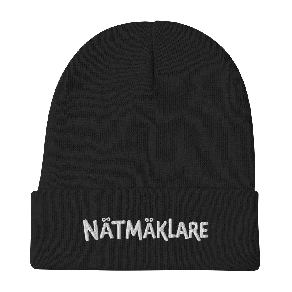 Stickad mössa med broderad Nätmäklare-text i versaler