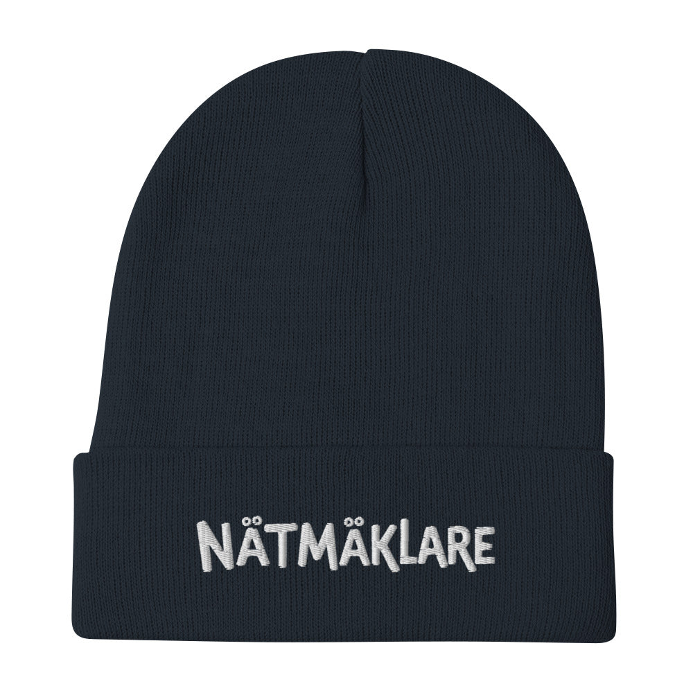 Stickad mössa med broderad Nätmäklare-text i versaler