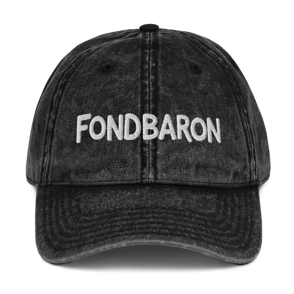 Keps med broderad Fondbaron-text i versaler på fronten