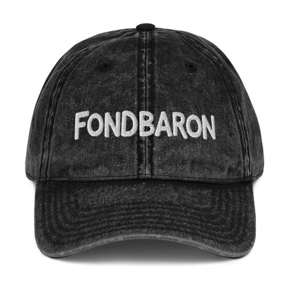 Keps med broderad Fondbaron-text i versaler på fronten