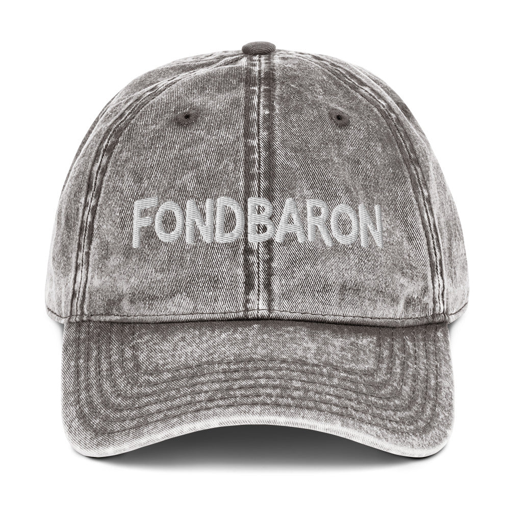 Keps med broderad Fondbaron-text i versaler på fronten
