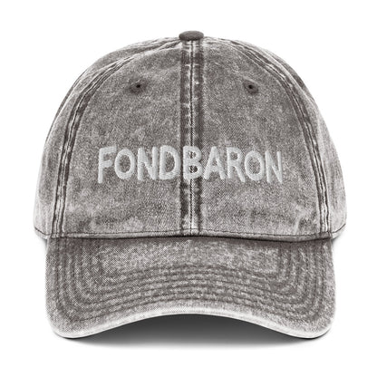 Keps med broderad Fondbaron-text i versaler på fronten