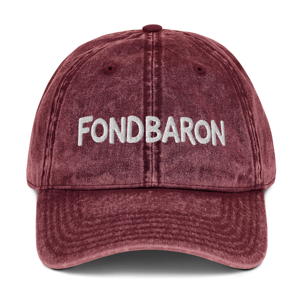 Keps med broderad Fondbaron-text i versaler på fronten