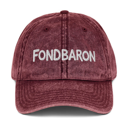 Keps med broderad Fondbaron-text i versaler på fronten