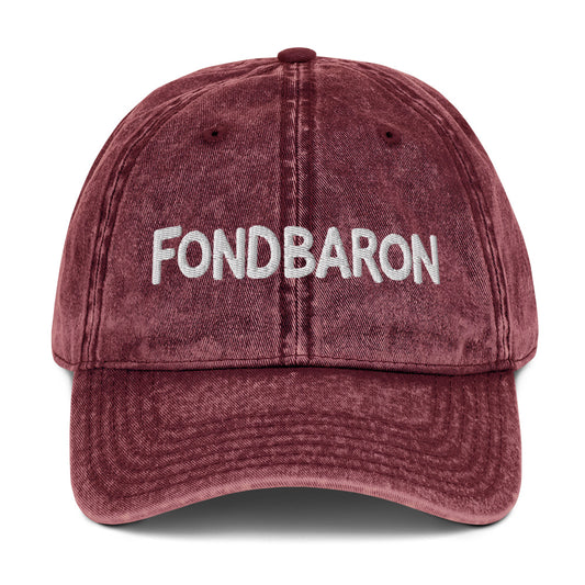 Keps med broderad Fondbaron-text i versaler på fronten