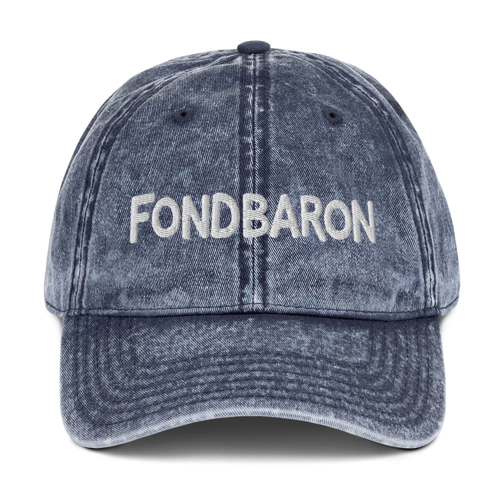 Keps med broderad Fondbaron-text i versaler på fronten