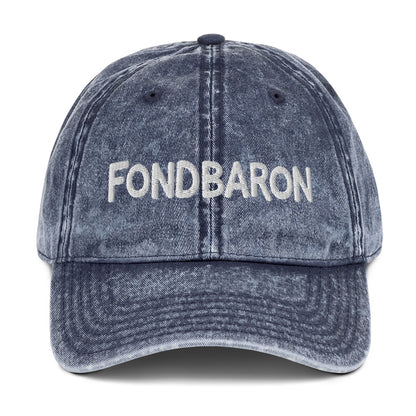 Keps med broderad Fondbaron-text i versaler på fronten
