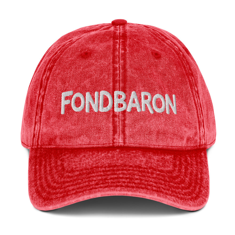 Keps med broderad Fondbaron-text i versaler på fronten