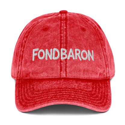 Keps med broderad Fondbaron-text i versaler på fronten